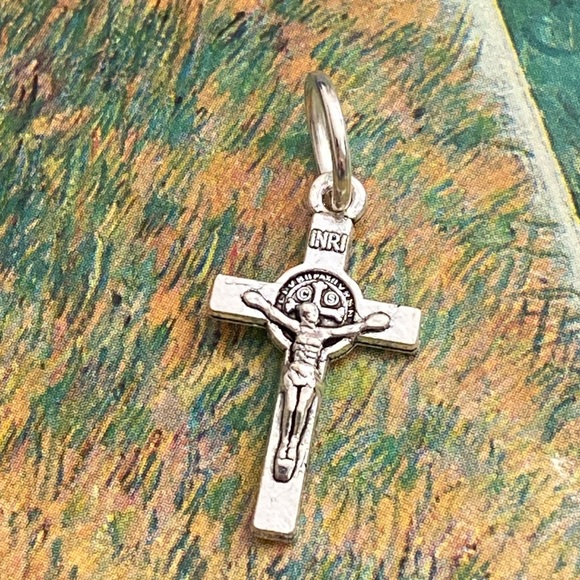 5/$10❤️❤️❤️NEW TIBETAN SILVER RELIGIOUS CROSS CHARM PENDANT - Picture 1 of 3